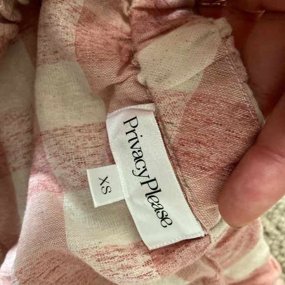 Privacy Please crop off the shoulder - Picture 2 of 3